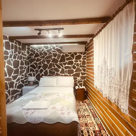 Ahmetaj מלון 3*